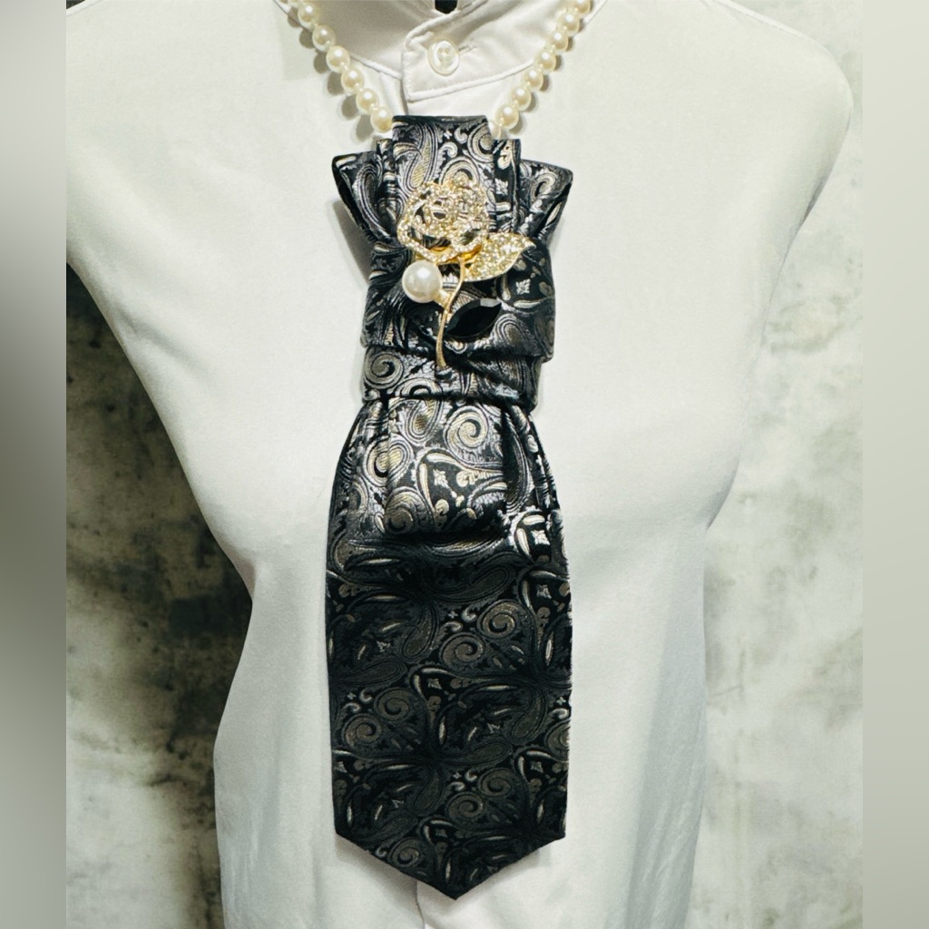 Van Heusen Black Silver And Gold Paisley Necktie With Rose Brooch 45$